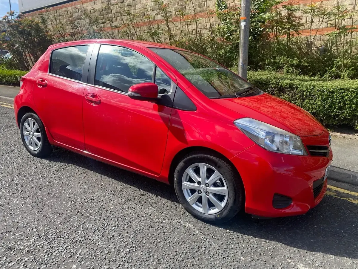 Used Toyota Yaris 99 HP (72 kW) 2013 Red Hatchback