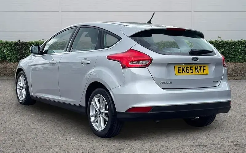 Usado Ford Focus Zetec 125 HP (91 kW) 2015 Prateado Citadino