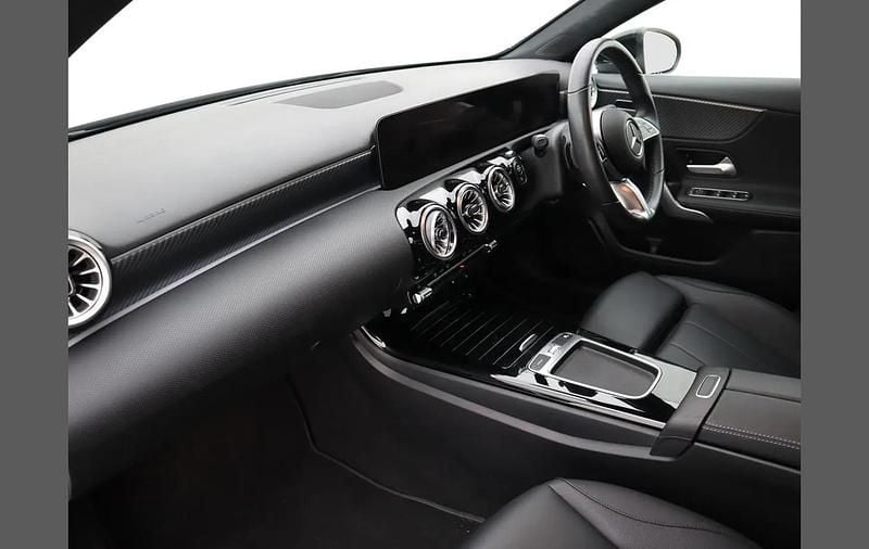 Begagnad Mercedes A200 Executive 147 HK (108 kW) 2024 Svart Halvkombi