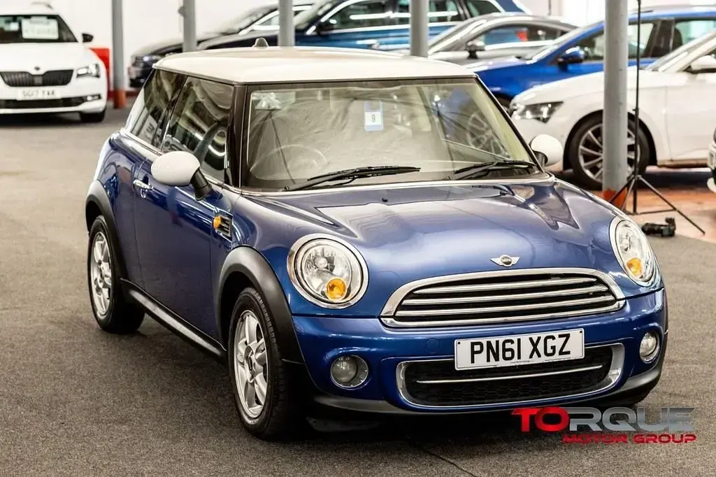Usado Mini Cooper D Hatch 112 CV (82 kW) 2011 Azul Utilitario