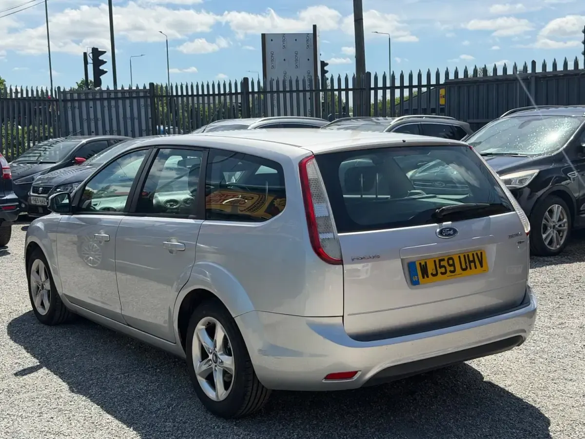 Used Ford Focus Zetec 110 HP (80 kW) 2009 Silver Estate