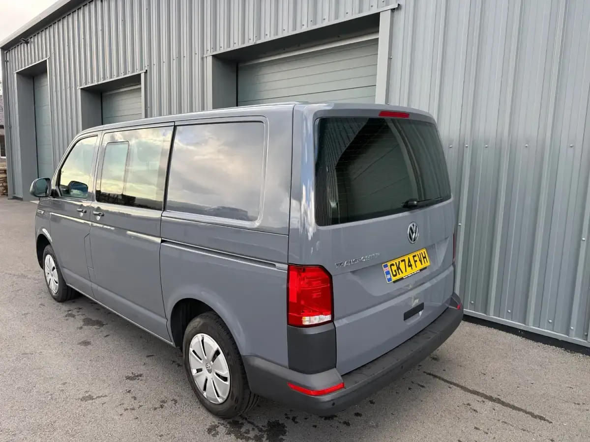 Begagnad VW Transporter Startline 2024 Grå Van