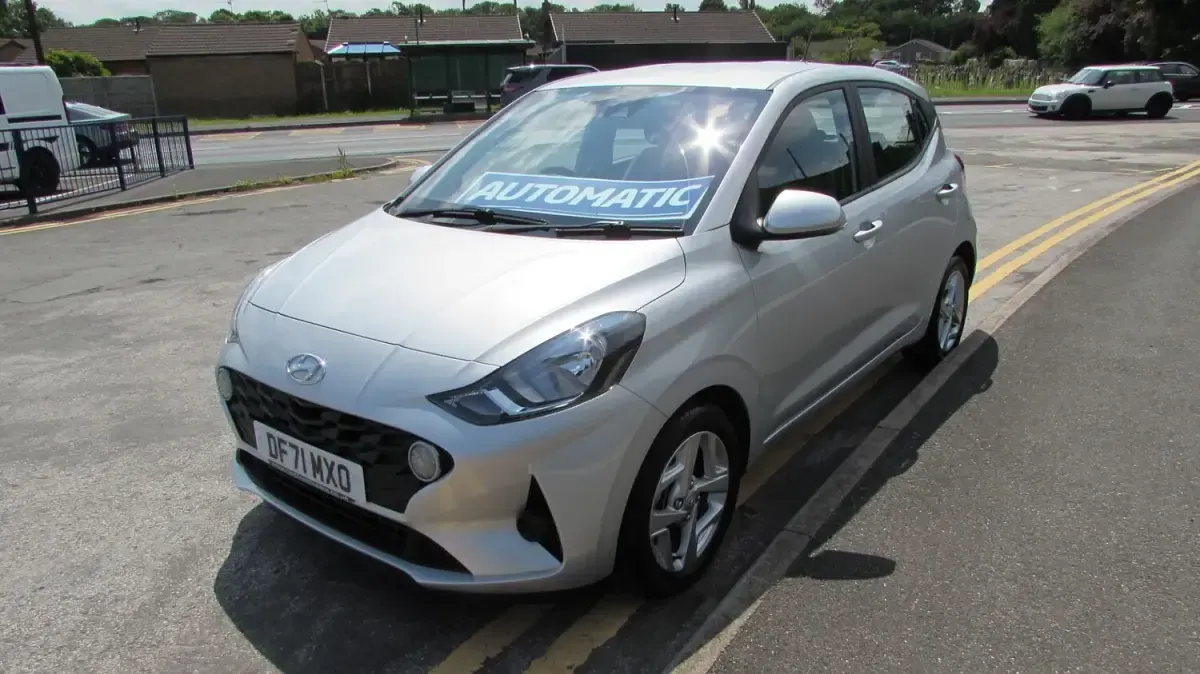 Używany Hyundai i10 SE 84 KM (61 kW) 2022 Srebrny Hatchback