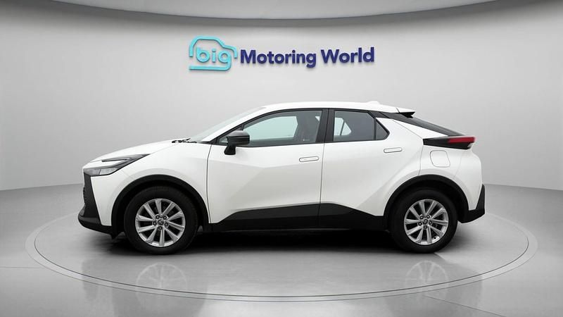 Used Toyota C-HR 138 HP (101 kW) 2024 White SUV