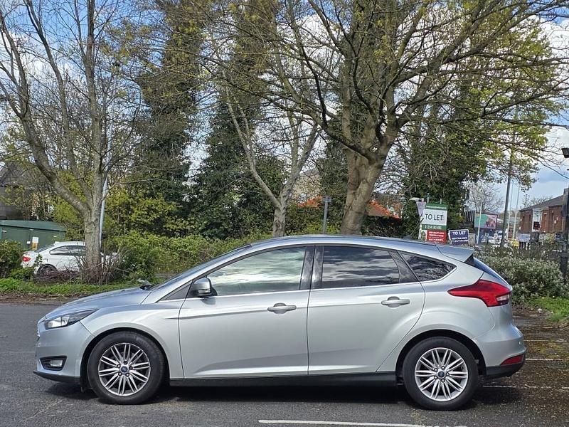 Used Ford Focus Zetec 120 HP (88 kW) 2017 Silver Hatchback