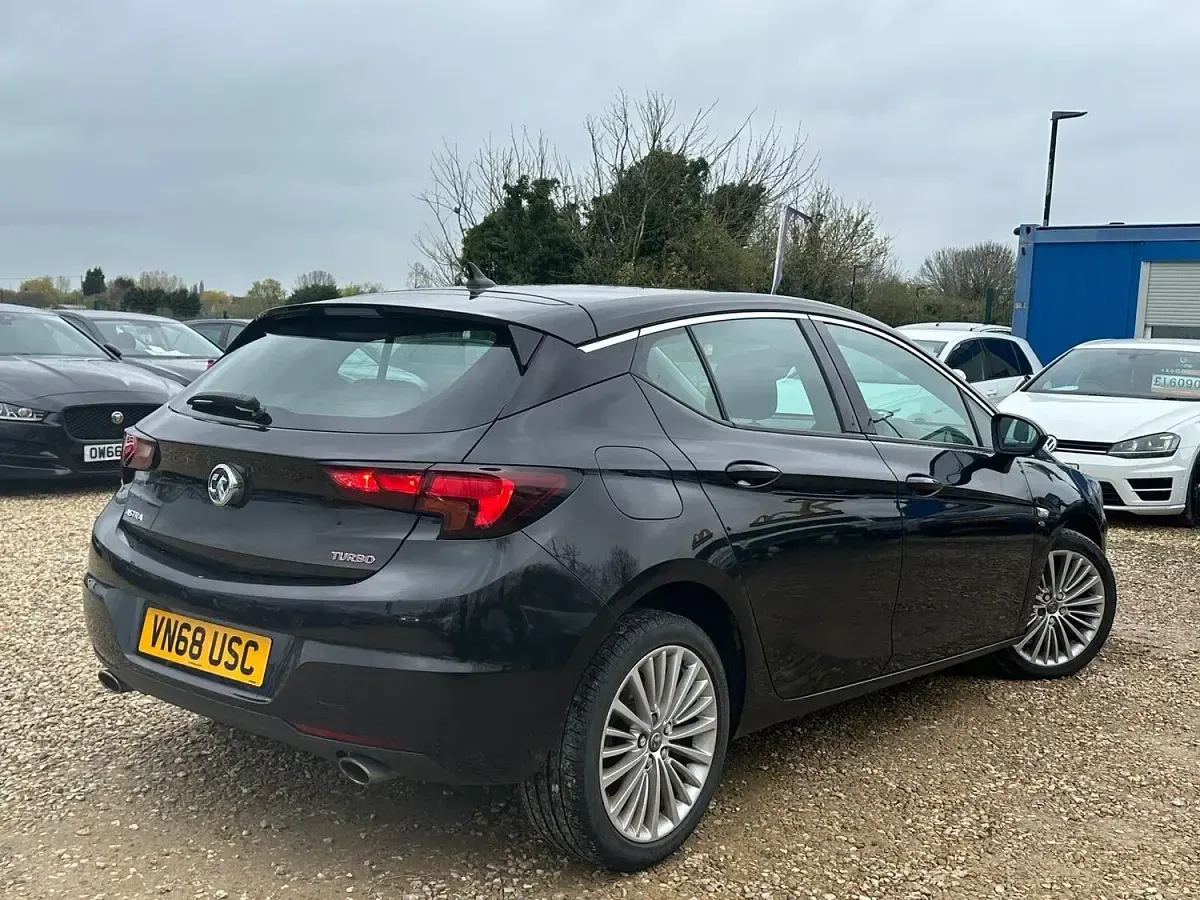 Used Vauxhall Astra Elite 200 HP (147 kW) 2018 Black Hatchback