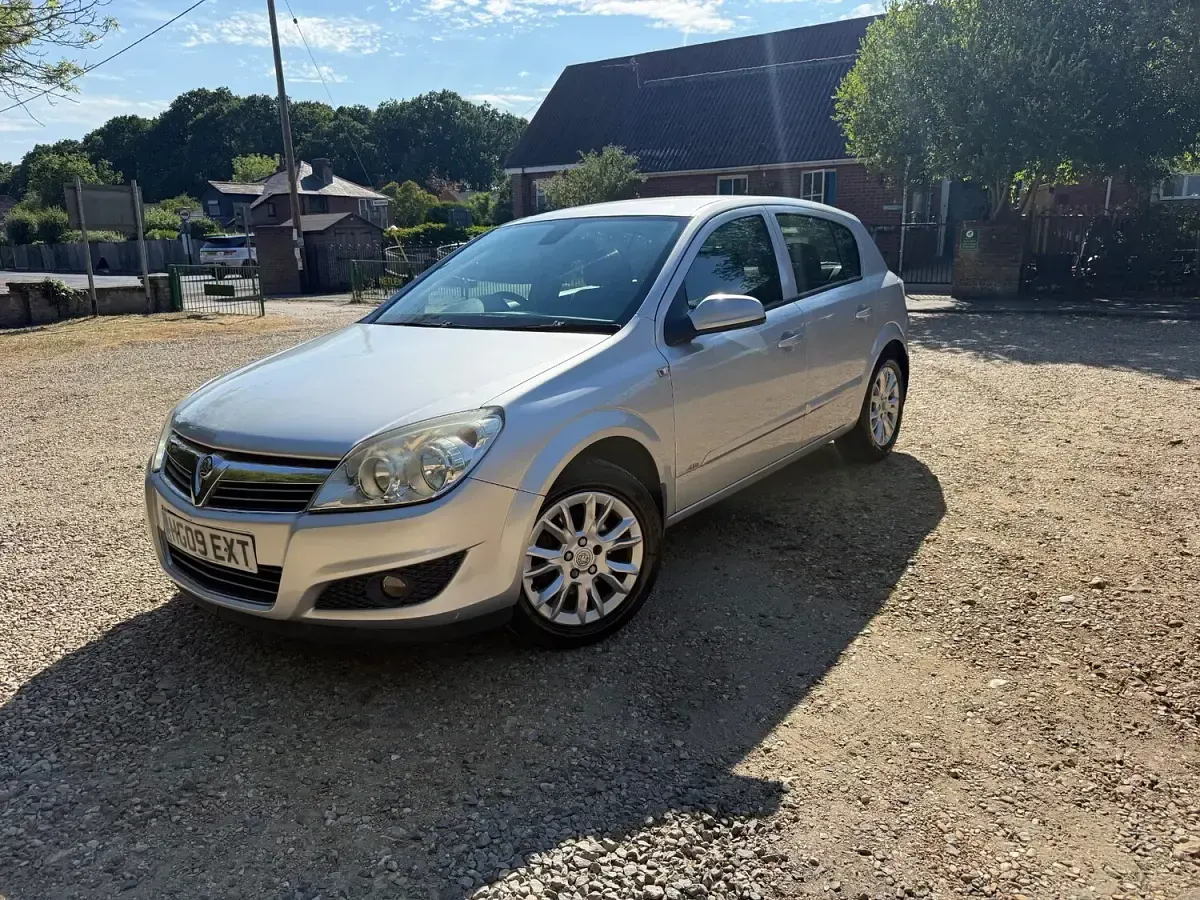 Used Vauxhall Astra Active 140 HP (102 kW) 2009 Silver Hatchback
