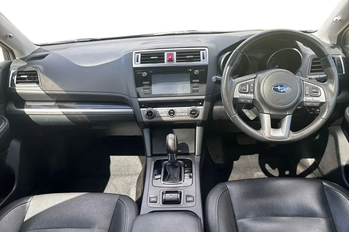 Usado Subaru Outback Premium 175 CV (128 kW) 2017 Gris Familiar