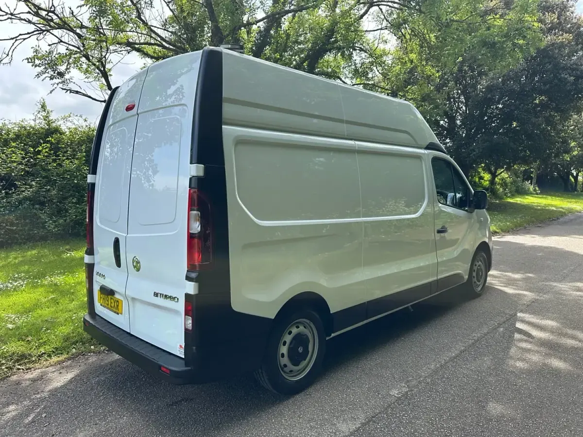 Usado Vauxhall Vivaro 125 HP (91 kW) 2019 Branco Monovolume