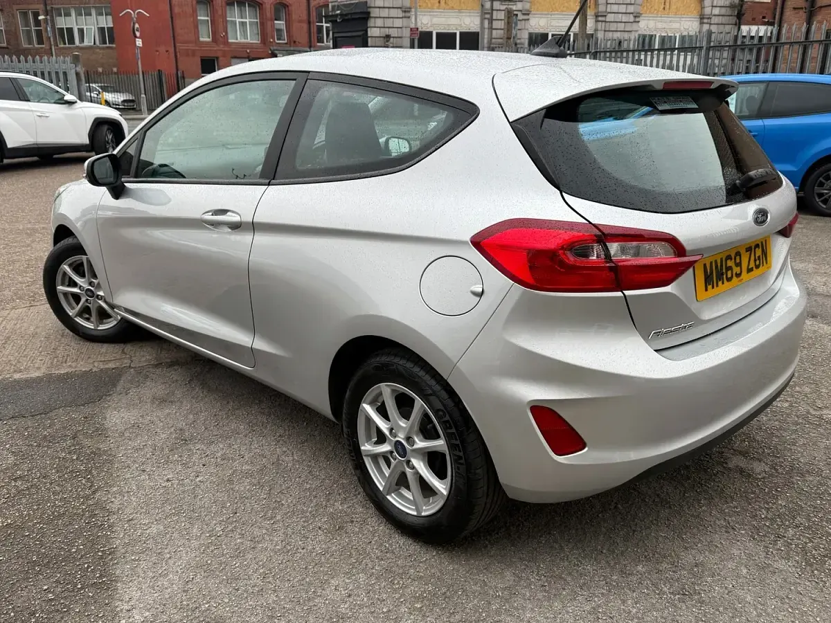 Used Ford Fiesta Zetec 83 HP (61 kW) 2019 Silver Hatchback