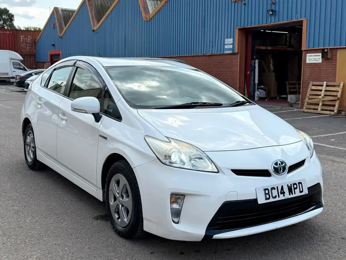 Used Toyota Prius 136 HP (100 kW) 2014 White Hatchback