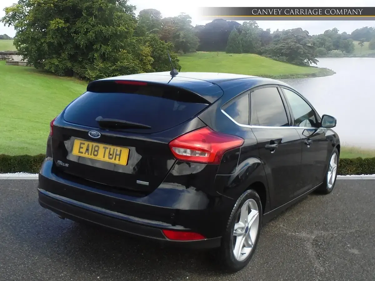 Usado Ford Focus Titanium 125 CV (91 kW) 2018 Negro Utilitario