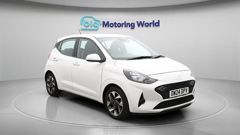 Used Hyundai i10 Advanced 63 HP (46 kW) 2024 White Hatchback