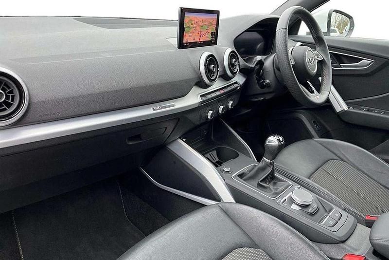 Used Audi Q2 S-Line 108 HP (79 kW) 2024 White SUV