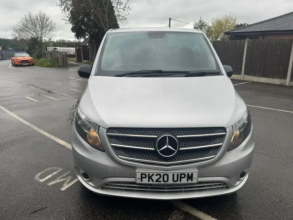 Usado Mercedes Vito Premium 163 HP (119 kW) 2020 Prateado Van
