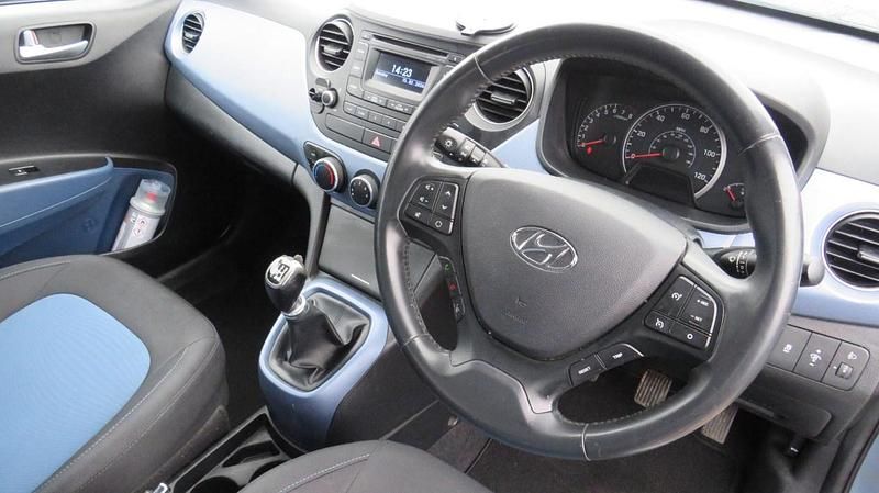Used Hyundai i10 Premium 2015 Blue Hatchback