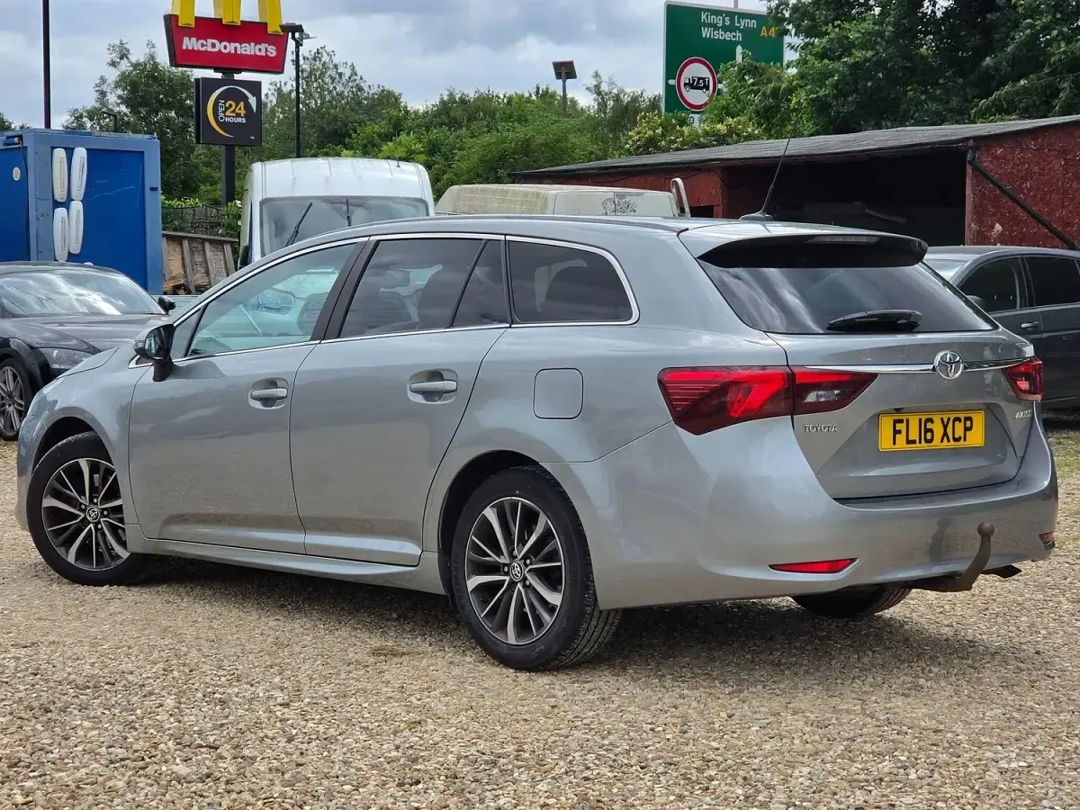 Used Toyota Avensis Business Edition 143 HP (105 kW) 2016 Grey Estate
