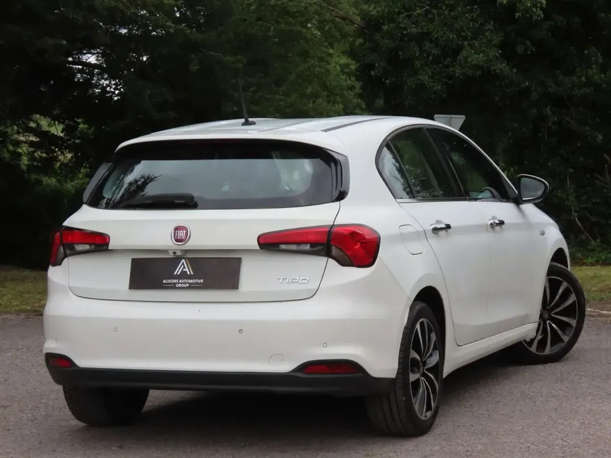 Used Fiat Tipo Lounge 95 HP (69 kW) 2017 White Hatchback