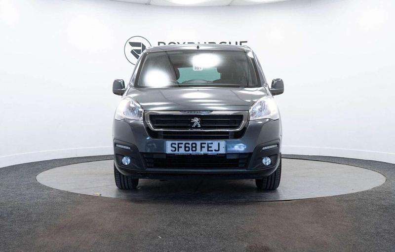 Used Peugeot TePee Active 100 HP (73 kW) 2018 Grey MPV