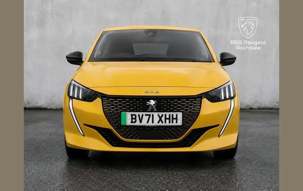 Used Peugeot e-208 Premium 100 kW (136 HP) 2022 Yellow Hatchback