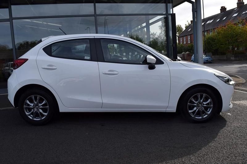 Begagnad Mazda 2 2022 Vit Halvkombi