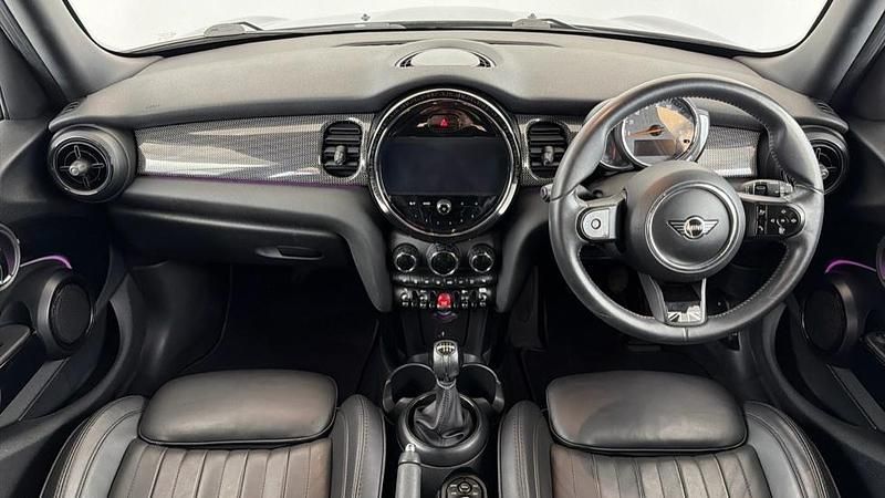 Usado Mini Cooper Exclusive 134 CV (98 kW) 2022 Negro Utilitario
