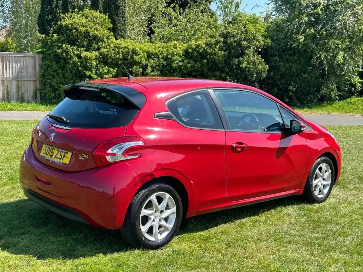 Używany Peugeot 208 Active 2015 Czerwony Hatchback