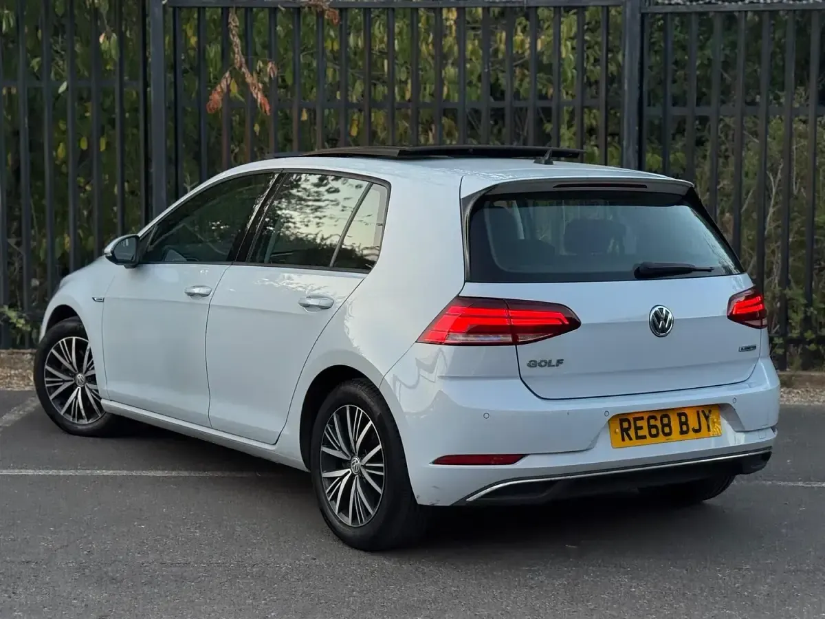 Used VW Golf VII SE 130 HP (95 kW) 2018 Silver Hatchback