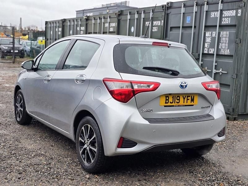 Used Toyota Yaris Hybrid 100 HP (73 kW) 2019 Silver Hatchback