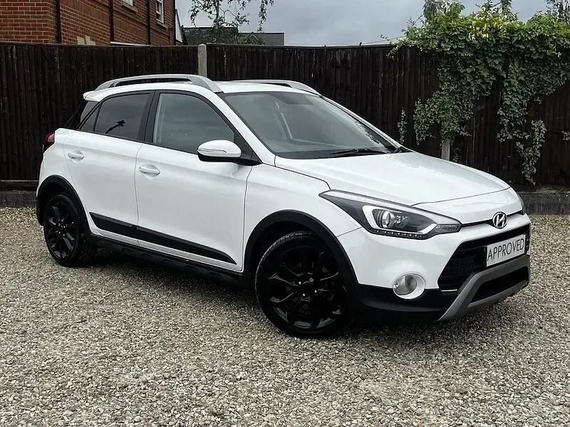 Used Hyundai i20 Active 120 HP (88 kW) 2016 White Hatchback
