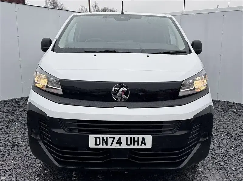 Second-hand Vauxhall Vivaro S 120 CP (88 kW) 2024 Alb Monovolum