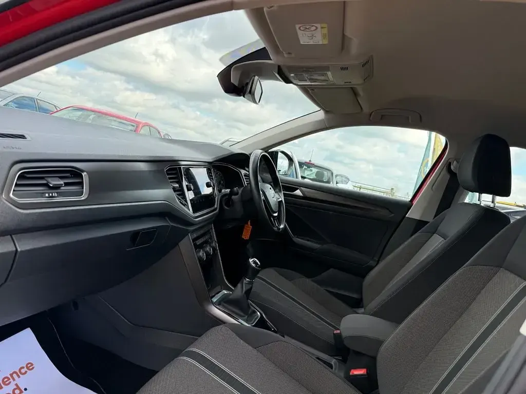 Used VW T-Roc SE 115 HP (84 kW) 2018 Red SUV