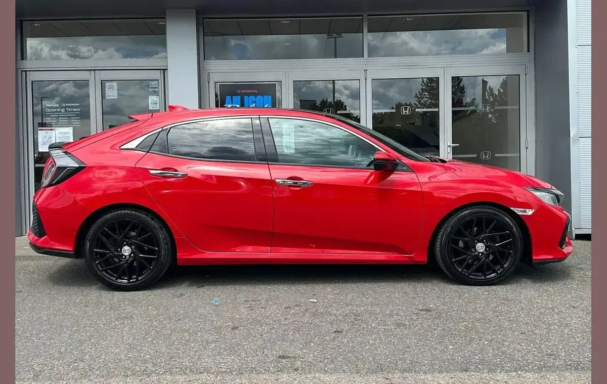Używany Honda Civic Prestige 180 KM (132 kW) 2019 Czerwony Hatchback