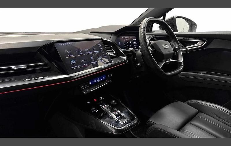 Second-hand Audi Q4 e-tron Comfort 219 kW (299 CP) 2023 Alb SUV