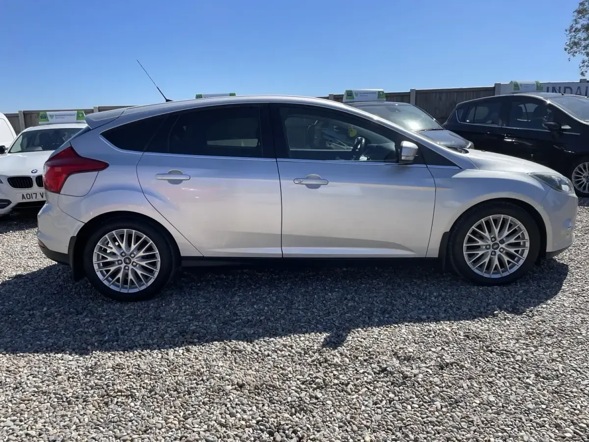 Usado Ford Focus Zetec 115 HP (84 kW) 2012 Prateado Citadino