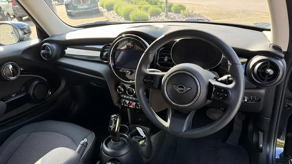Usado Mini Cooper Classic 134 CV (98 kW) 2023 Negro Utilitario