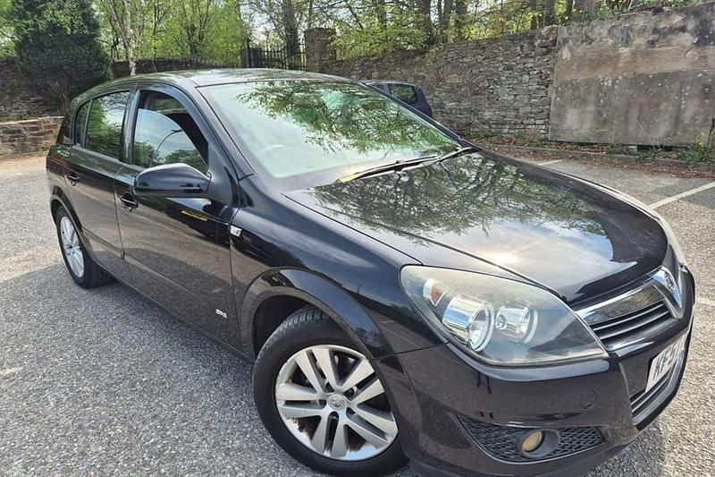 Black Used 2007 Vauxhall Astra Hatchback | £1,300 (Good price) - Image 1/1