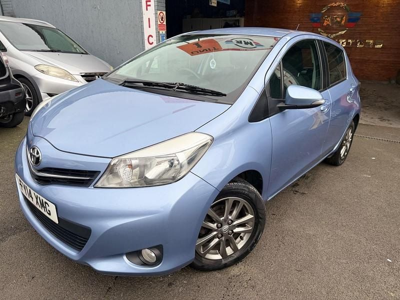 Used Toyota Yaris 99 HP (72 kW) 2014 Blue Hatchback