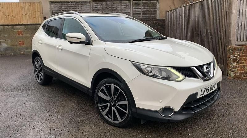 White Used 2015 Nissan Qashqai Tekna SUV | £6,995 (A bit pricey) - Image 1/3