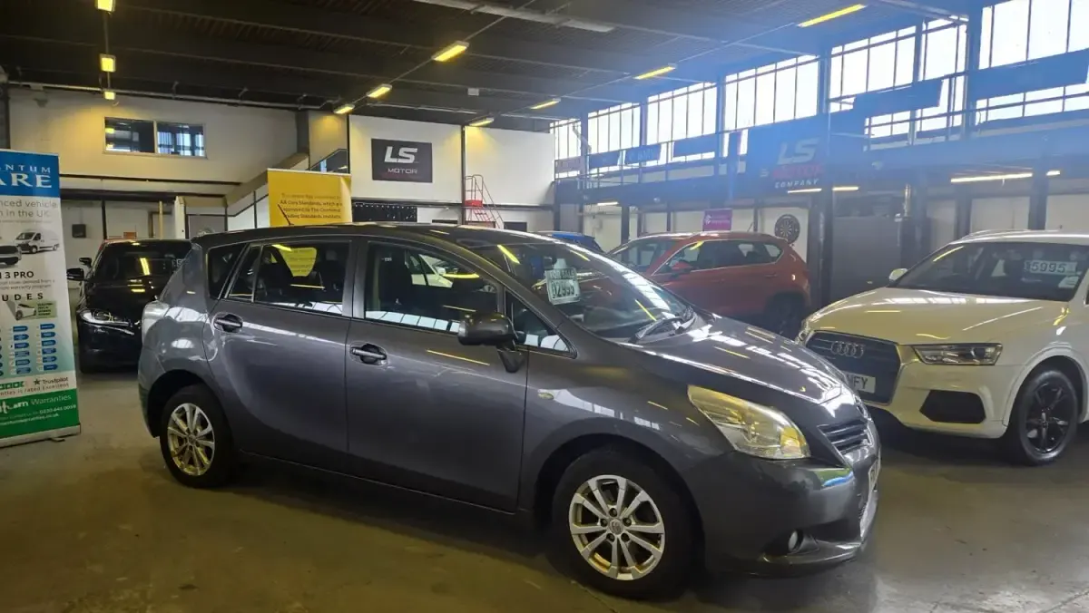 Usado Toyota Verso 132 HP (97 kW) 2011 Cinzento Monovolume