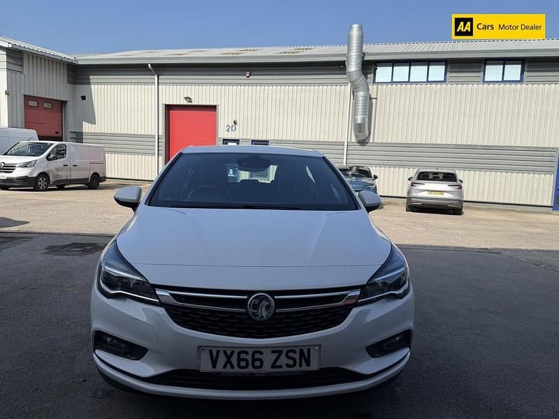 Used Vauxhall Astra SRi 110 HP (80 kW) 2016 White Hatchback