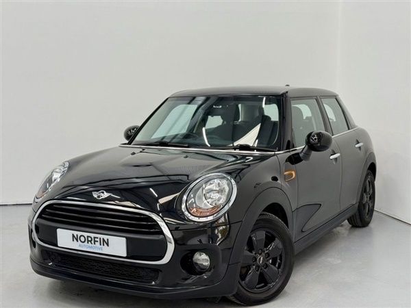 Black Used 2015 Mini Cooper D Hatch Hatchback | £6,495 (Fair price) - Image 1/1