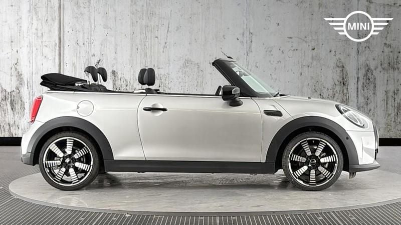 Używany Mini Cooper Exclusive 134 KM (98 kW) 2024 Srebrny Hatchback