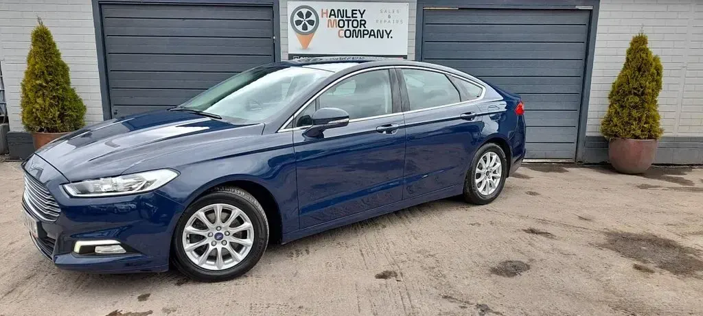 Used Ford Mondeo Zetec 120 HP (88 kW) 2016 Blue Hatchback