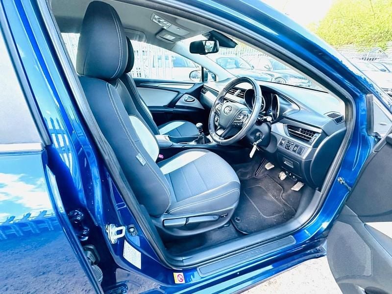 Used Toyota Avensis Business Edition 143 HP (105 kW) 2016 Blue Sedan