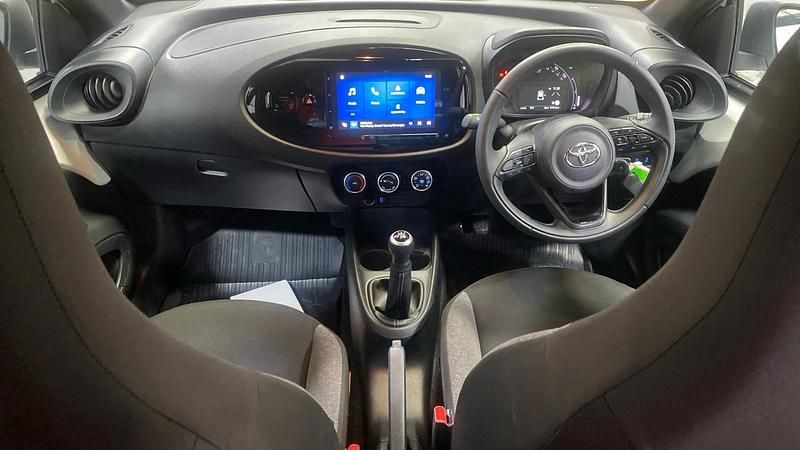 Used Toyota Aygo X PURE 72 HP (52 kW) 2024 White SUV