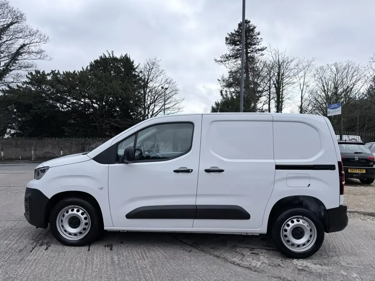 Usado Peugeot Partner Premium 131 HP (96 kW) 2023 Branco Monovolume