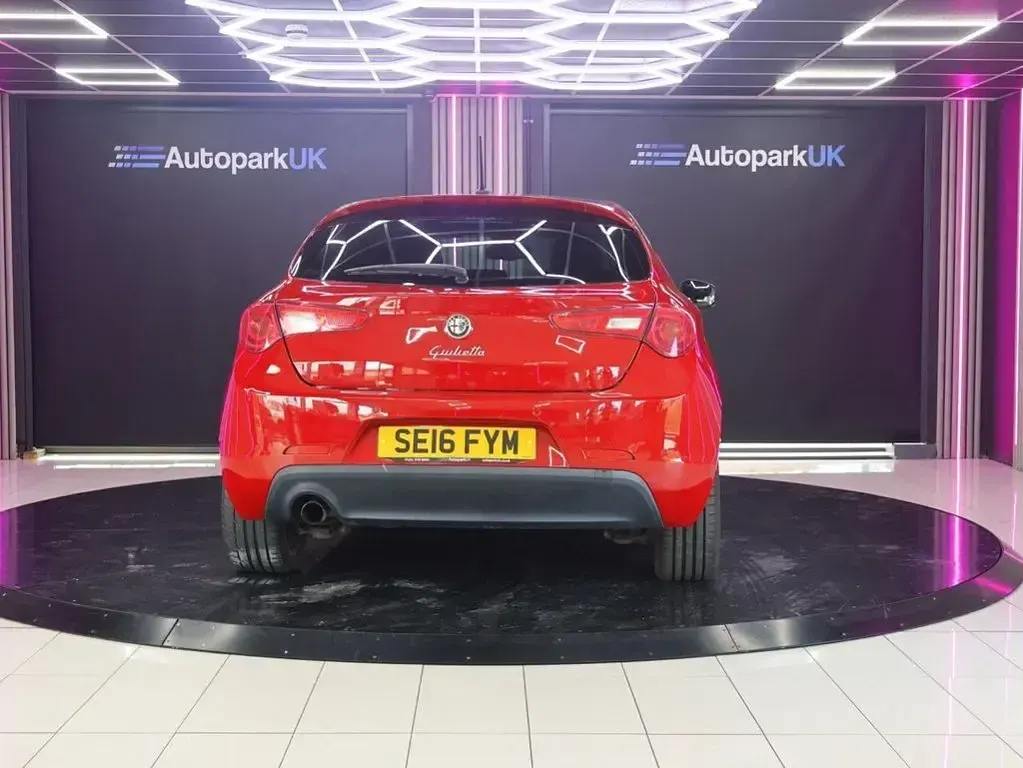 Used Alfa Romeo Giulietta 150 HP (110 kW) 2016 Red and black Hatchback