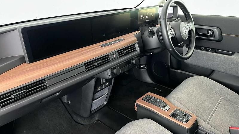 Used Honda e 100 kW (136 HP) 2021 Premium paint platinum white Hatchback