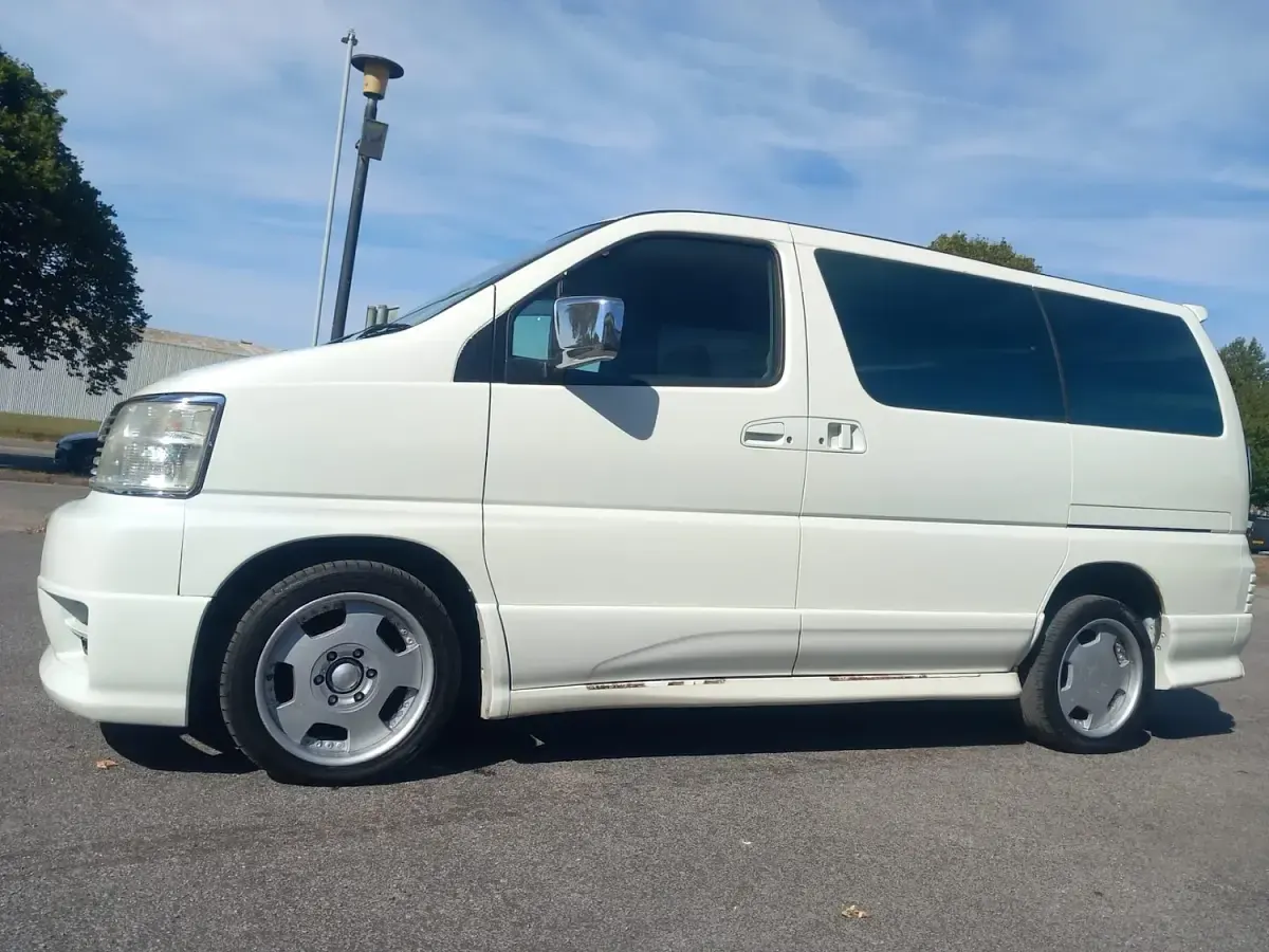 Used Nissan Elgrand 2001 White MPV